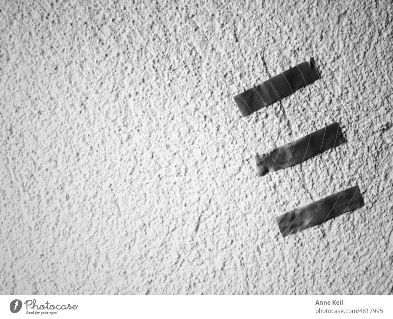 Riss in der Mauer mit Pflaster behandelt. Wand grau kaputt Wunde Putz Verfall Zerstörung Schwarzweißfoto