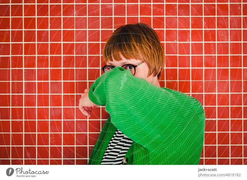 [hansa BER 2022] schau mal die Farben wirken Frau Porträt verbergen Blick in die Kamera verstecken rot grün Kontrast Körperhaltung Brille Erwachsene Wand