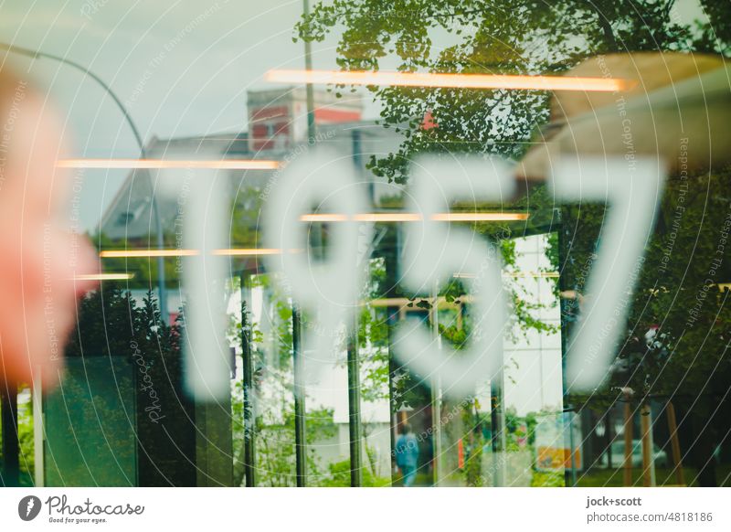 [hansa BER 2022] gefühlt wie damals 1957 U-Bahnhof hansaplatz Glasscheibe Jahreszahl Architektur Hansaviertel Berlin Silhouette modern Gesicht Unschärfe