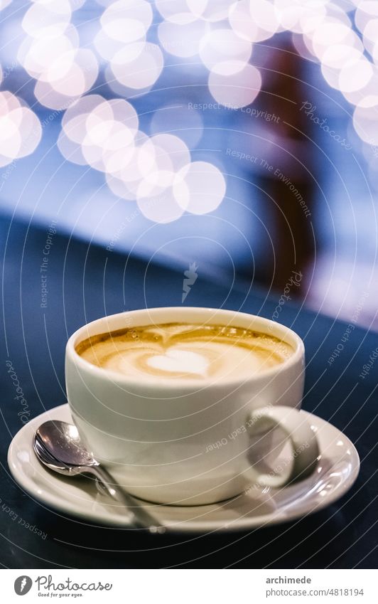 Italienisches Cappuccino-Stillleben Kaffee Tasse Bar Café Detailaufnahme Makro Löffel Abfertigungsschalter