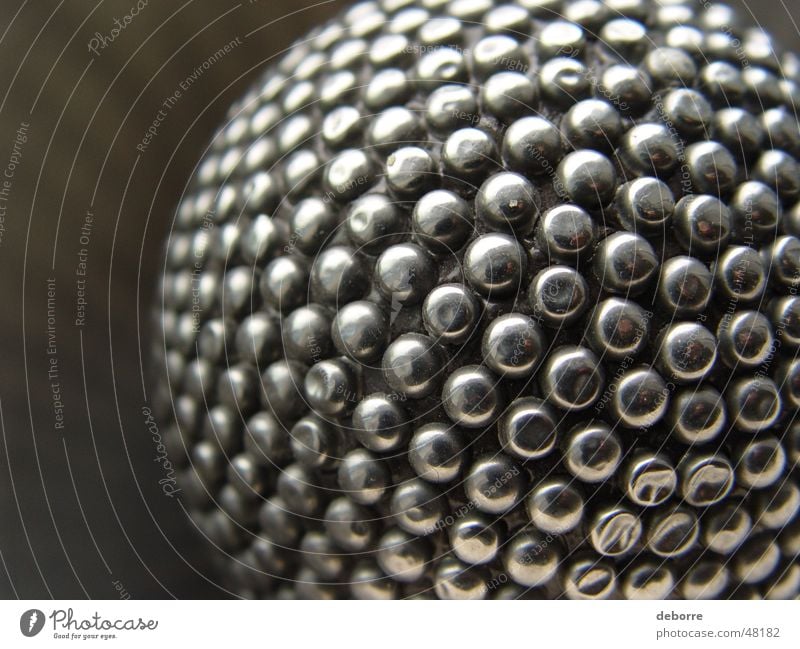 Metallkugel, die das Licht in einer Metallschüssel reflektiert. Discokugel rund Lichtkugel Noppe glänzend Stahl Edelstahl grau Kugel Ball Silber
