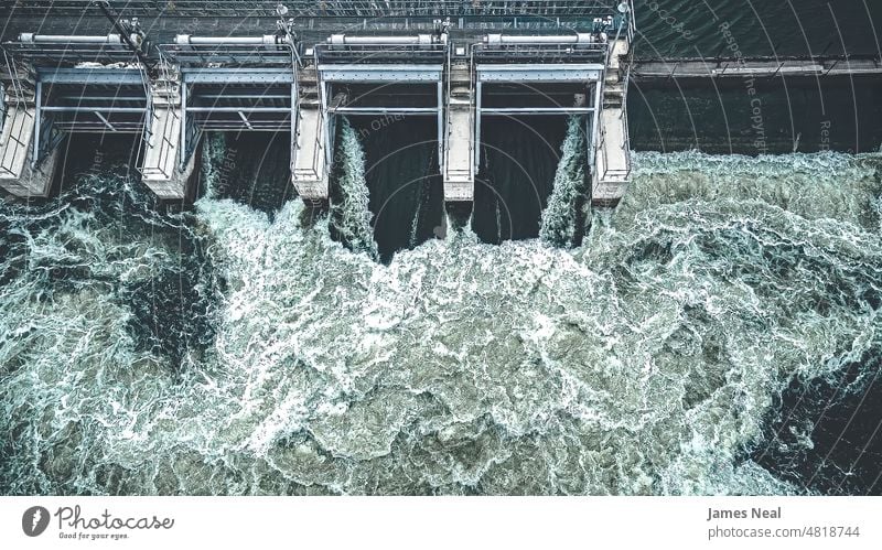 Graphit-Themenansicht des Staudamms im Frühling fließen Farbe Brücke Natur Wasser Tag See fließend Damm Sommer Dröhnen Wasserfall Technik & Technologie