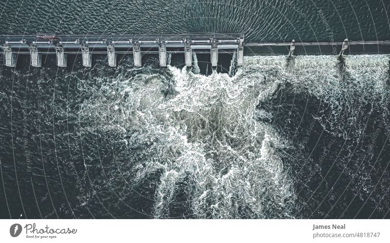 Graphit-Luftaufnahme des Staudamms im Frühling fließen Farbe Brücke Natur Wasser Tag See fließend Damm Sommer Dröhnen Wasserfall Technik & Technologie