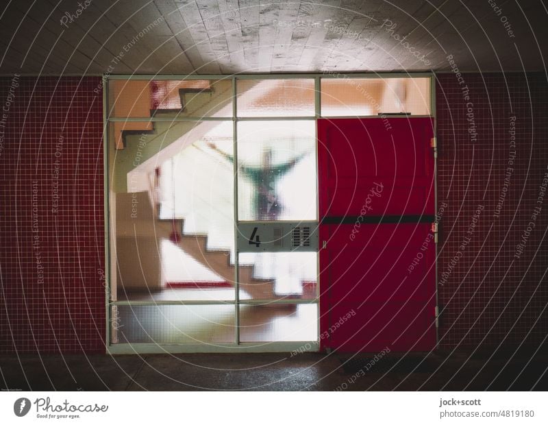 [hansa BER 2022] zwischen Licht und Schatten vor einem Treppenhaus Hansaviertel Beton Architektur Glasfront Strukturen & Formen Raum Wand Haus Mensch Unschärfe
