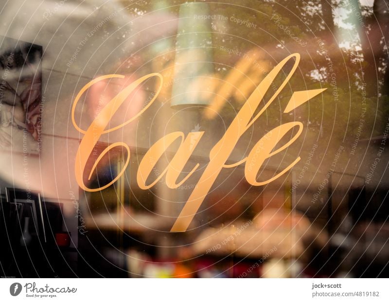 [hansa BER 2022] ein Café zu besuchen lohnt sich doppelt Gastronomie Doppelbelichtung Wort Typographie Schriftzeichen Glasscheibe altmodisch schnörkelig golden