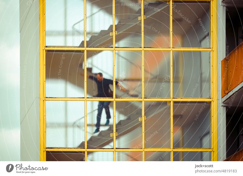 [hansa BER 2022] mit Schwung die Treppe herunter Treppenhaus Architektur abwärts Strukturen & Formen Silhouette Hansaviertel Nachkriegsmoderne Berlin sprung