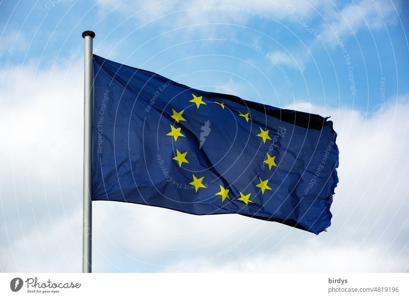 Europaflagge in blau mit gelben Sternen, Europafahne vor Himmel Europäische Union EU Flagge Fahne Wind wehen Fahnenmast Symbole & Metaphern gelbe Sterne