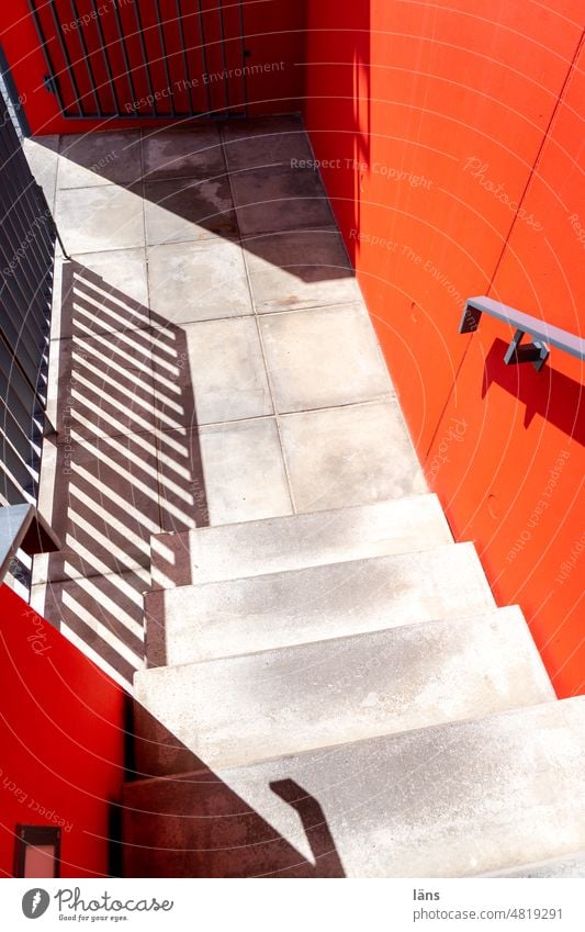 [UrbanNature HB]  Eingangsbereich Treppe Geländer Architektur Treppengeländer Menschenleer Stufen Stufenordnung Stufen aus Beton Rote Wände Außenaufnahme