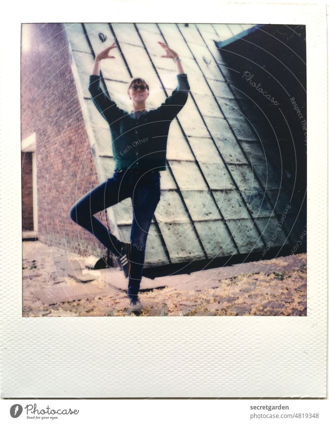 [hansa BER 2022] Haltung zeigen Polaroid analog Ballerina Balance balancieren Balanceakt Architektur elegant Eleganz Frau groß mittig Dach Gleichgewicht