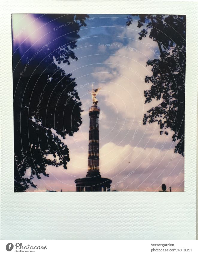 [hansa BER 2022] Die Siegessäule hat den Durchblick zum Lightleak Polaroid Berlin Rahmen unsauber Himmel Wolken Denkmal Hauptstadt Wahrzeichen Goldelse Figur