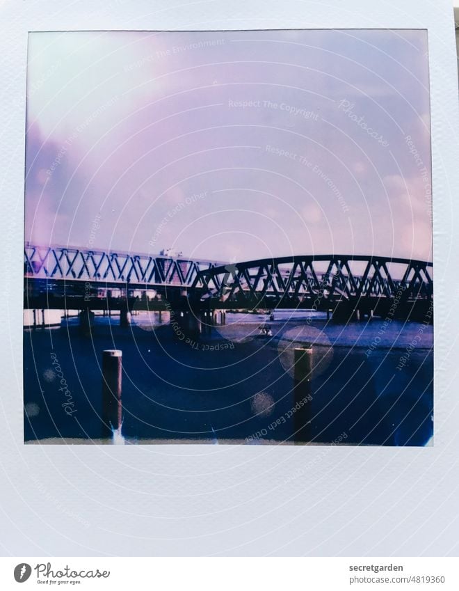 Hamburg, die Stadt in Europa mit den meisten Brücken Polaroid analog Sprenkel Rahmen Elbe Stahl Stahlbrücke Stahlkonstruktion Architektur Außenaufnahme Bauwerk