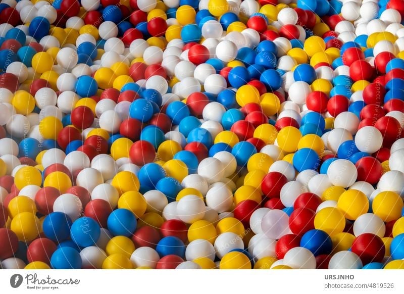 unzählig viele bunte Bälle aus Kunststoff sind der Klassiker für Spaß von Kindern Ball Bällebad rot blau weiß gelb Spiel Kindergarten unendlich Kugel spielen