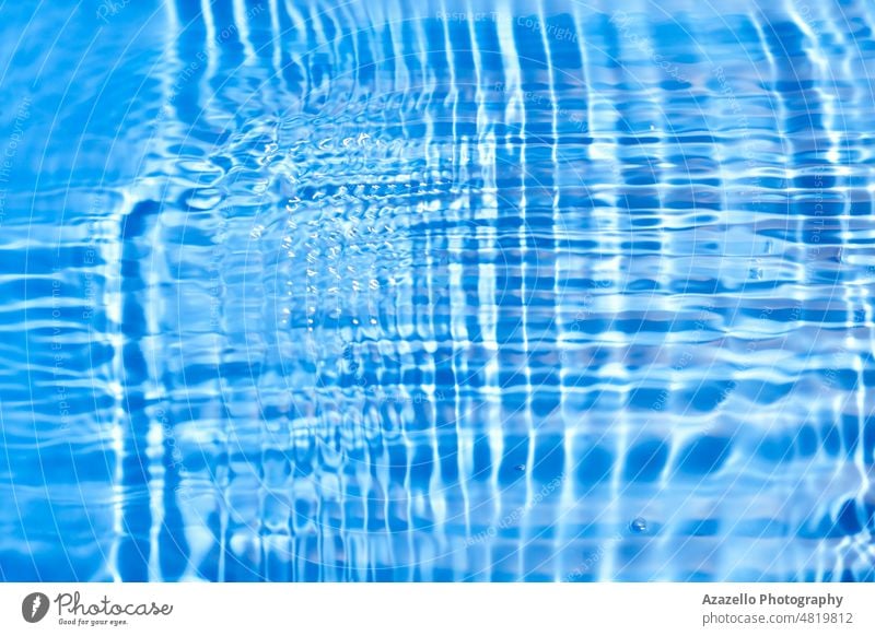 Abstrakter Wasserhintergrund. Geometrische Wellen auf blauer Wasseroberfläche. Kunst Schaumblase winken kreativ Minimalismus abstrakt unter Wasser Oberfläche