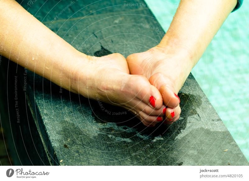 [hansa BER 2022] Entspannung für die Füße Barfuß feminin Nagellack Zehennagel lackiert Erfrischung Erholung nass entspannend genießen kühlen Haut Beckenrand