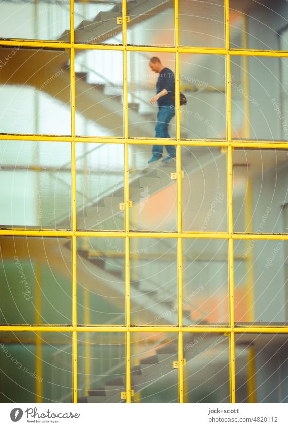 [hansa BER 2022] die Treppe herunter mit Vorsicht Treppenhaus Architektur abwärts Strukturen & Formen Silhouette Hansaviertel Berlin Nachkriegsmoderne Fassade