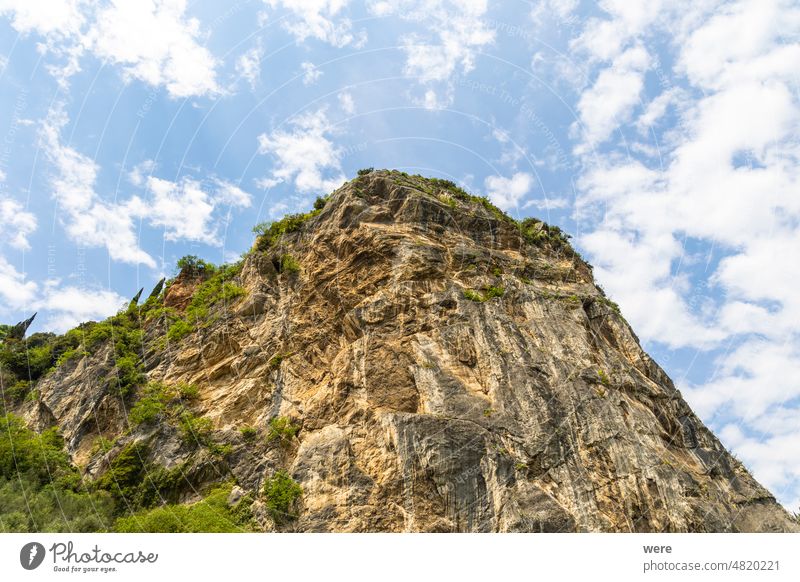 felsige Berge bei Arco am Gardasee in Italien mit blauem Himmel und leichten weißen Wolken arco Feiertag ake Garda Textfreiraum Landschaft Licht Natur niemand