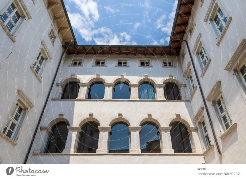 Wohnhäuser in der italienischen Stadt Arco am Gardasee unter blauem Himmel und leichten Wolken arco Feiertag italienische Stadt Italien mediterran Erholung