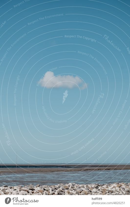 Wölkchen am blauen Himmel über der Nordseeküste bei Ebbe minimalistisch Wolken Minimalismus Ruhe Menschenleer Küste Wattenmeer Einsamkeit stille stilles Wasser