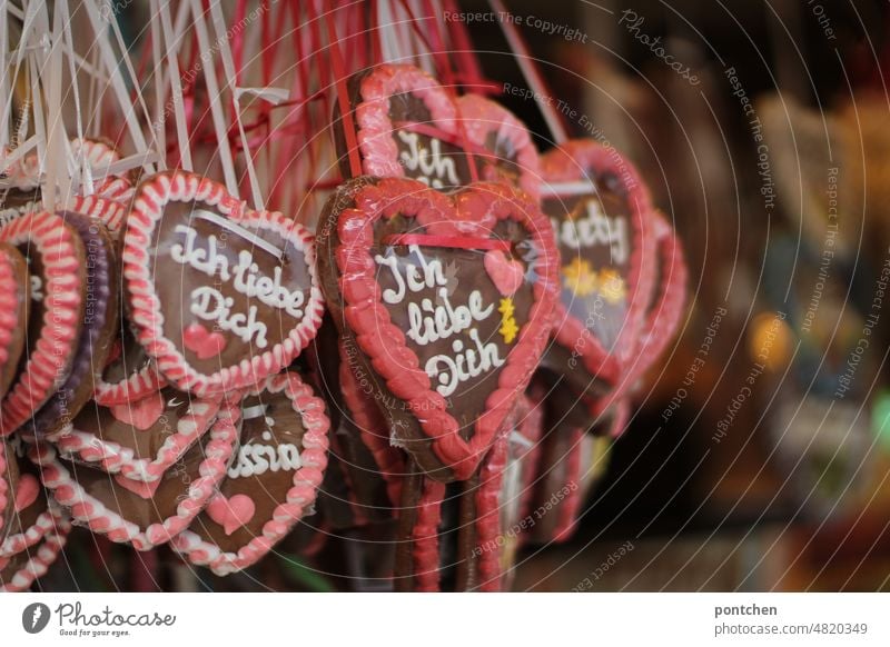Lebkuchenherzen mit liebesbekundung. „Ich liebe dich“. Verkaufsstand Liebe lebkuchenherz kitsch romantisch verkaufen Süßwaren verkaufsstand Verliebtheit