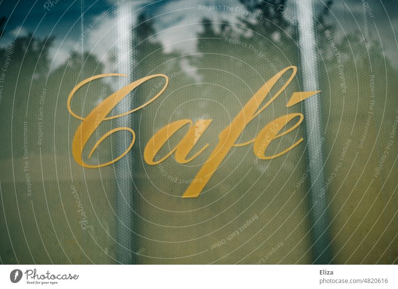 [hansa BER 2022] Goldener Schriftzug Café an einer Fensterscheibe Gastronomie Text geschrieben Wort Typographie Kaffee golden Schreibstift schnörkelig altbacken