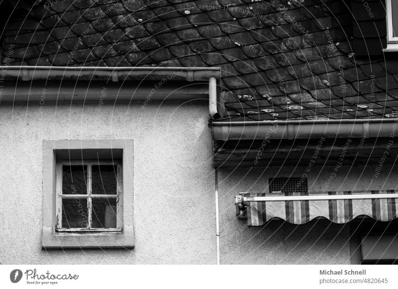 Alte Hausfassade: Kleines Fenster und Markise trist Tristesse Fassade hausfassade Gebäude Architektur Wand grau alt verlassen traurig