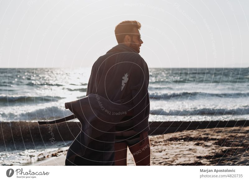 Mann genießt den Sonnenuntergang am Strand Khalkidhiki halkidiki Chalkidiki Seeküste Küstenlinie Badeurlaub Ferien & Urlaub & Reisen Urlaubsstimmung reisen