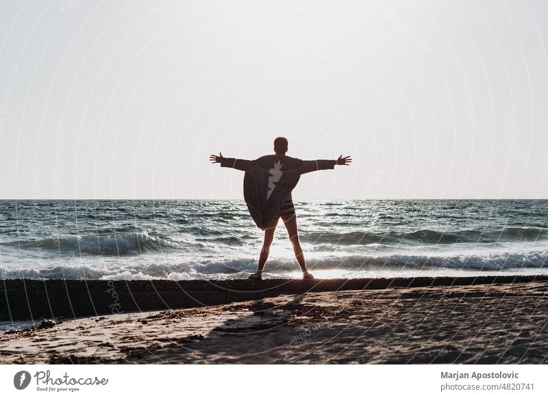 Mann genießt den Sonnenuntergang am Strand Khalkidhiki halkidiki Chalkidiki Seeküste Küstenlinie Badeurlaub Ferien & Urlaub & Reisen Urlaubsstimmung reisen