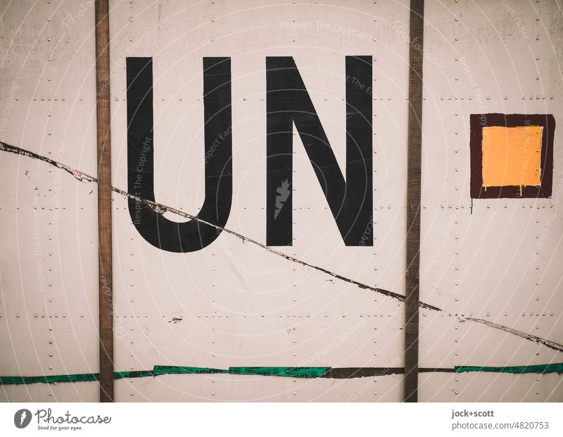 Abkürzung für die Vereinten Nationen auf einer Metallwand UN Container Typographie Schriftzeichen Großbuchstabe Detailaufnahme Vereinte Nationen Politik & Staat