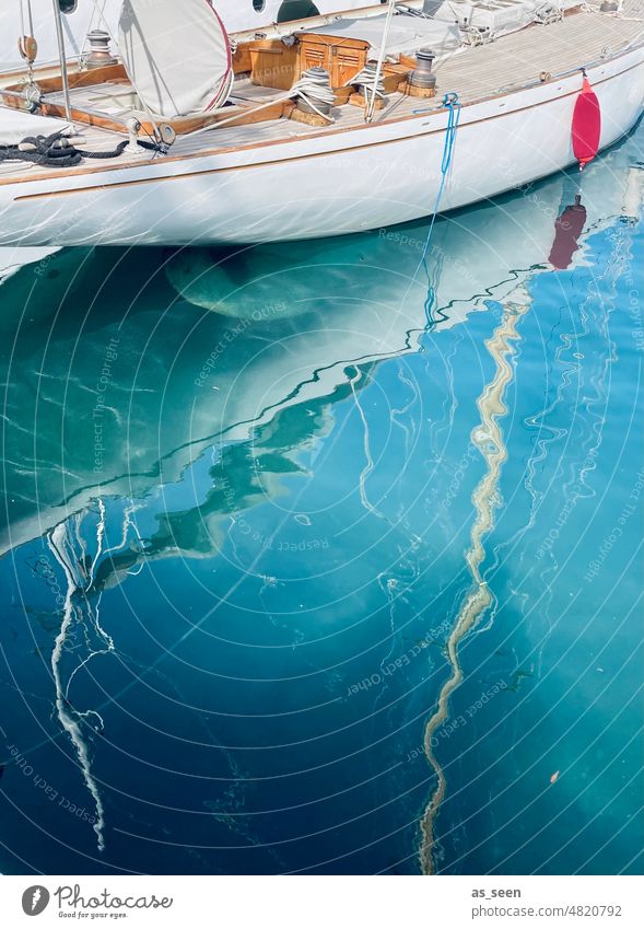 Boot im Hafen Spiegelung Mittelmeer rot blau Anschnitt weiß braun Sommer Reflexion Reflexion & Spiegelung Wasser Farbfoto Außenaufnahme Menschenleer