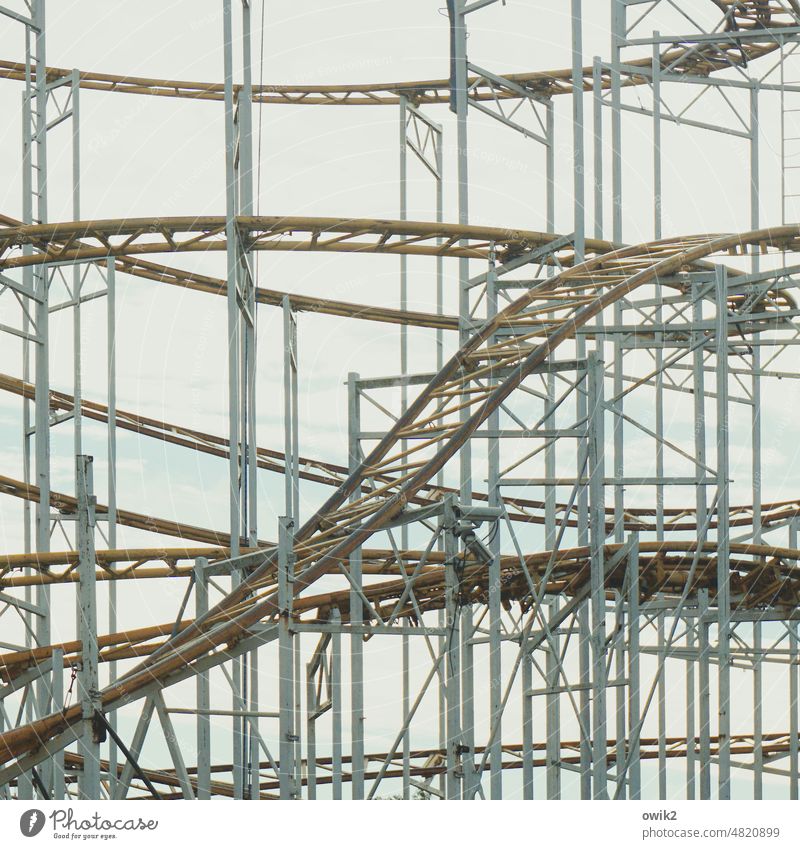 Unsichere Gegend Achterbahn Gestell Konstruktion Jahrmarkt Metall Detailaufnahme Einblick komplex kurvenreich Gestänge fest stabil Strukturen & Formen abstrakt