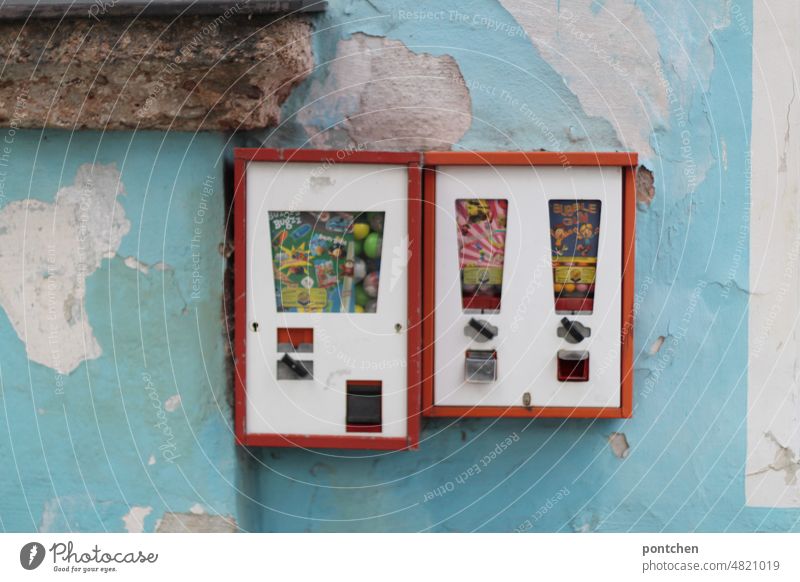 Zwei Automaten, Kaugummiautomaten an einer hellblauen Hauswand mit abgeblätterten putz Nostalgie kaugummiautomat hauswand Kindheit Süßwaren retro Spielzeug