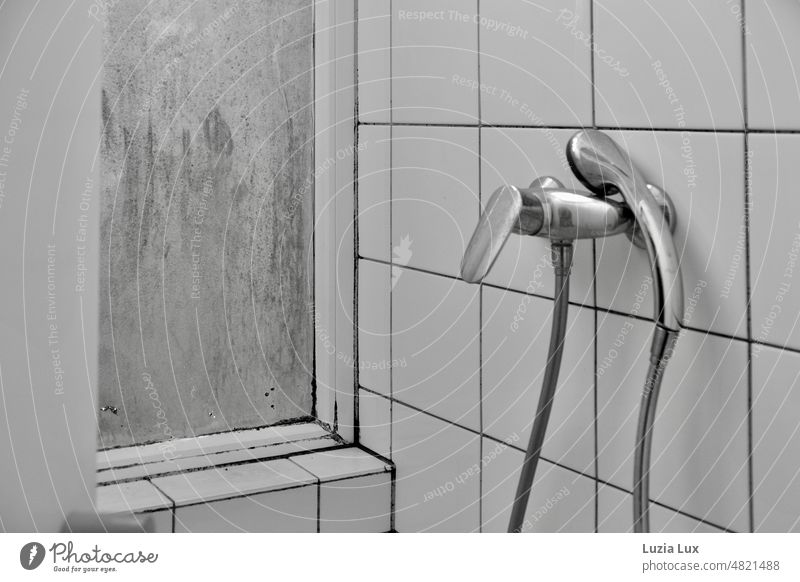 Halt mich... Duschkopf liegt anmutig auf der Mischbatterie, das Wasser längst abgestellt und das Fenster schmutzig Dusche Duscharmatur Schwarzweißfoto