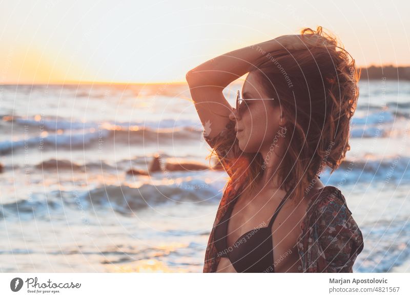 Frau genießt den Sonnenuntergang am Strand Khalkidhiki halkidiki Chalkidiki Seeküste Küstenlinie Badeurlaub Ferien & Urlaub & Reisen Urlaubsstimmung reisen