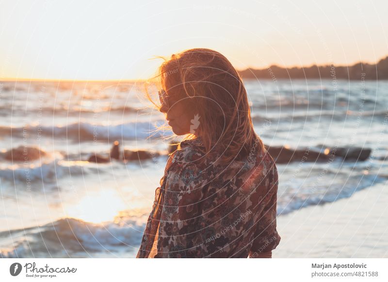 Frau genießt den Sonnenuntergang am Strand Khalkidhiki halkidiki Chalkidiki Seeküste Küstenlinie Badeurlaub Ferien & Urlaub & Reisen Urlaubsstimmung reisen