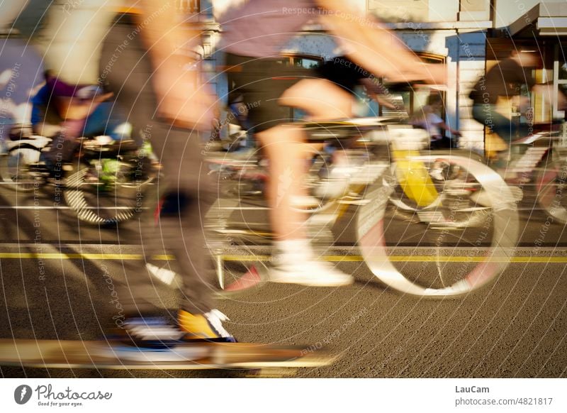In Bewegung Radfahren Fahrradfahren Skateboard Skateboarding Radfahrer Lifestyle Verkehr urban Geschwindigkeit in Bewegung Mitfahrgelegenheit Biker schnell