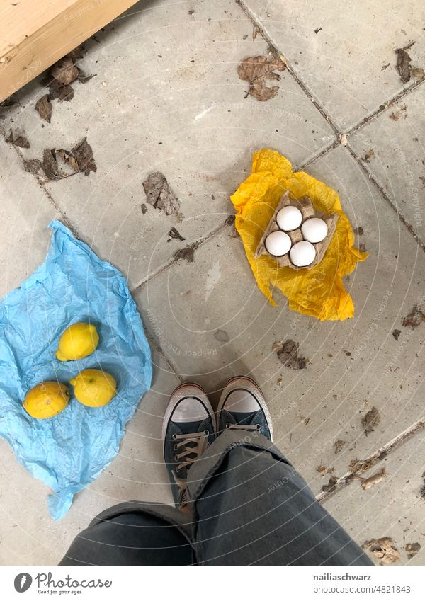 blau und gelb Eier Zitrone Beine Schuhe Jeanshose bunt gemischt Farbe Lebensmittel Essen Lebensmittelprodukte Boden blau-gelb Papier Vegetarier