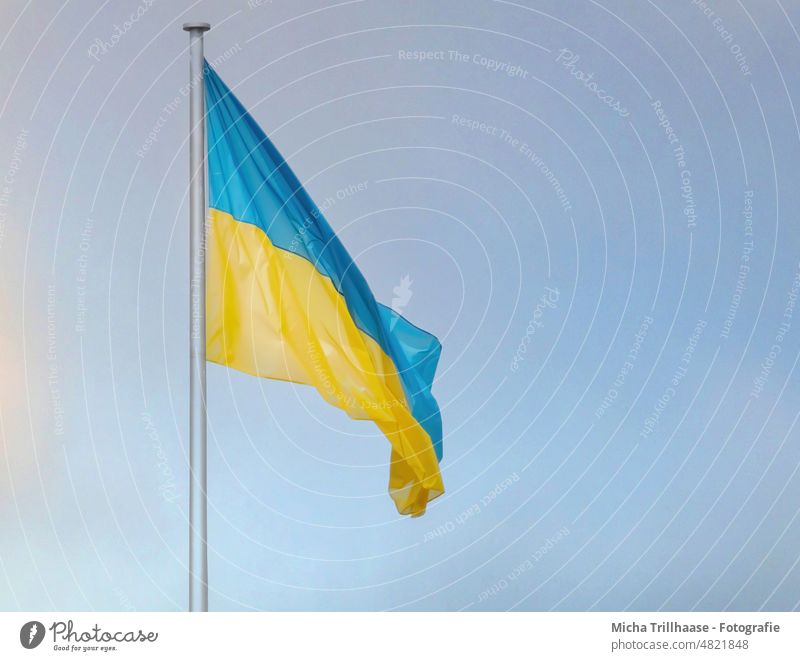 Nationalflagge der Ukraine Flagge Fahne Fahnenmast Fahnenstange wehen flattern Himmel Sonne Sonnenschein Land unabhängig Europa Politik & Staat