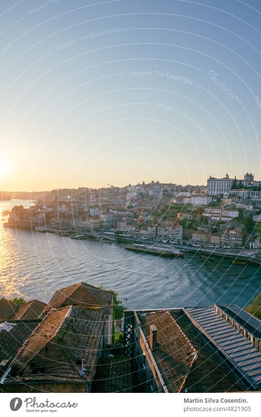 Stadtbild von Porto über dem Fluss Douro Luis II in Porto, Portugal im Sommer 2022. Bogenbrücke Architektur Bank Boot Brücke Gebäude Großstadt Wolken Kultur