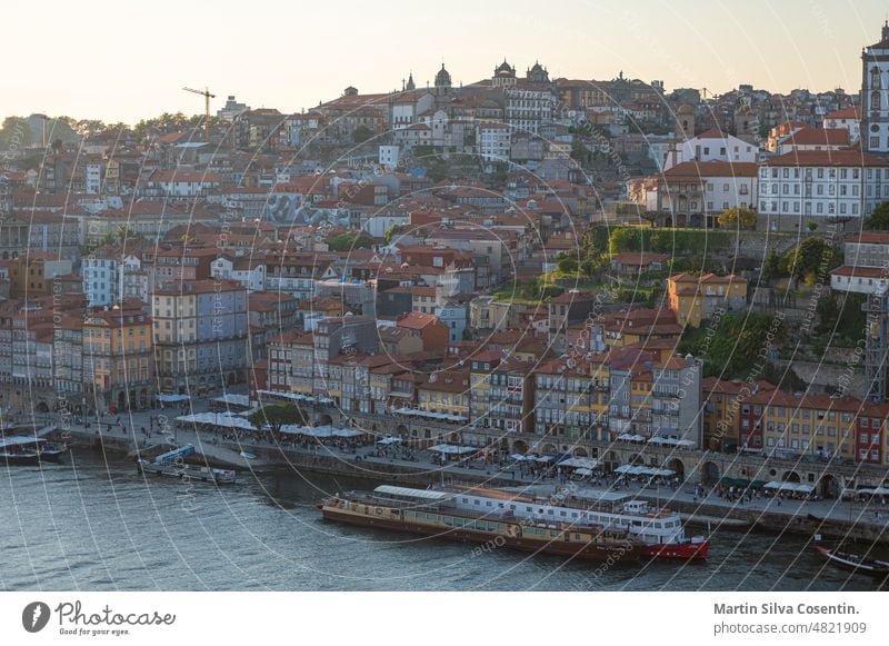 Stadtbild von Porto über dem Fluss Douro Luis II in Porto, Portugal im Sommer 2022. Bogenbrücke Architektur Bank Boot Brücke Gebäude Großstadt Wolken Kultur