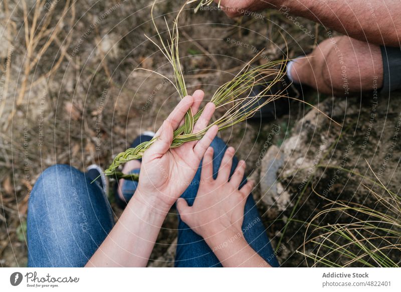 Frau mit Vater hält Halfah-Gras für Naturfaserhandwerk Mann machen handgefertigt esparto Geflecht abholen Landwirt Handwerk Familienunternehmen Ernte Gärtner
