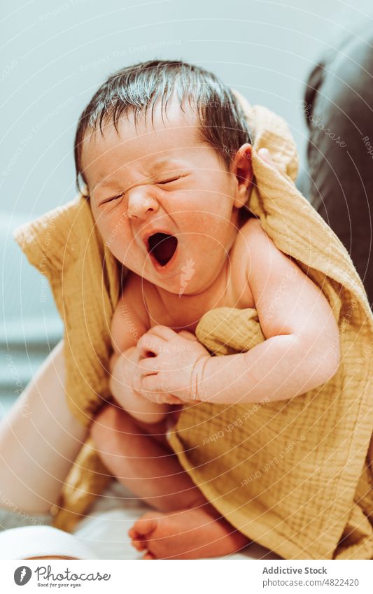 Crop Mutter kuscheln niedlichen Neugeborenen gähnt mit geschlossenen Augen Baby Frau gähnen Mutterschaft Säuglingsalter unschuldig mütterlich Liebe Umarmen