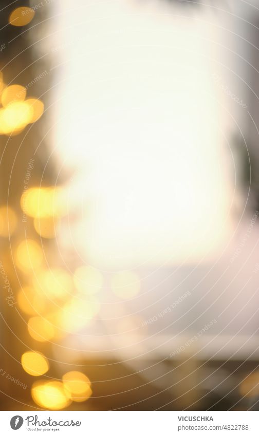 Unscharfer Weihnachts-Bokeh-Hintergrund mit gelbem Licht am Fenster. verschwommen Weihnachten Bokeh Hintergrund Vorderansicht Textfreiraum glühend Unschärfe