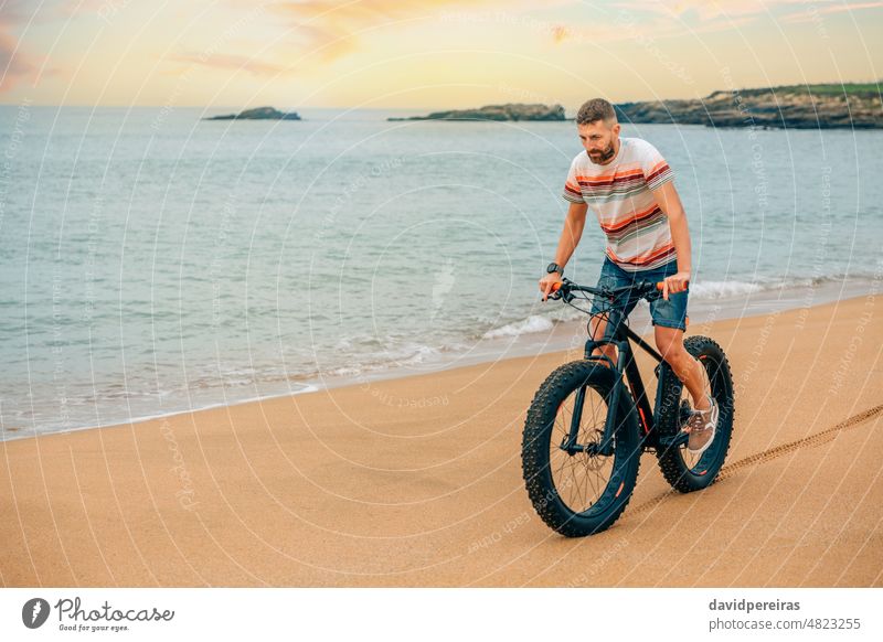 Mann fährt auf einem Fatbike am Strand jung Reiten Textfreiraum Person Sport Fahrrad Radspuren Lifestyle MEER Zyklus Landschaft Fett aktiv Radfahrer Radfahren