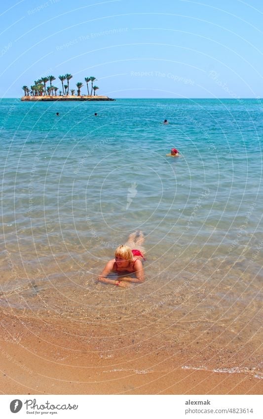 Geimpfte Touristen genießen tropische Inseln. Mädchen erholt sich nach der Impfung geimpft genießend Nizza Urlaub jung Frau Verlegung MEER Sand Kind Familie