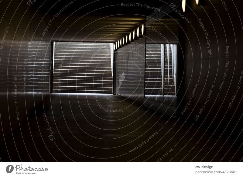 [hansa BER 2022] - Unterführung Tunnel Licht Schatten Treppe hell dunkel aufwärts abwärts Trend Spiegelung Reflexion Architektur Geländer Treppengeländer