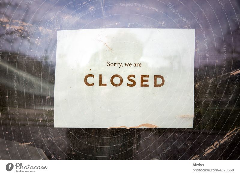 Schlichtes Schild mit der Aufschrift :" Sorry we are closed ", geschäftsschließung, Pleite Insolvenz Gastronomie Schriftzeichen geschlossen geschäftsaufgabe