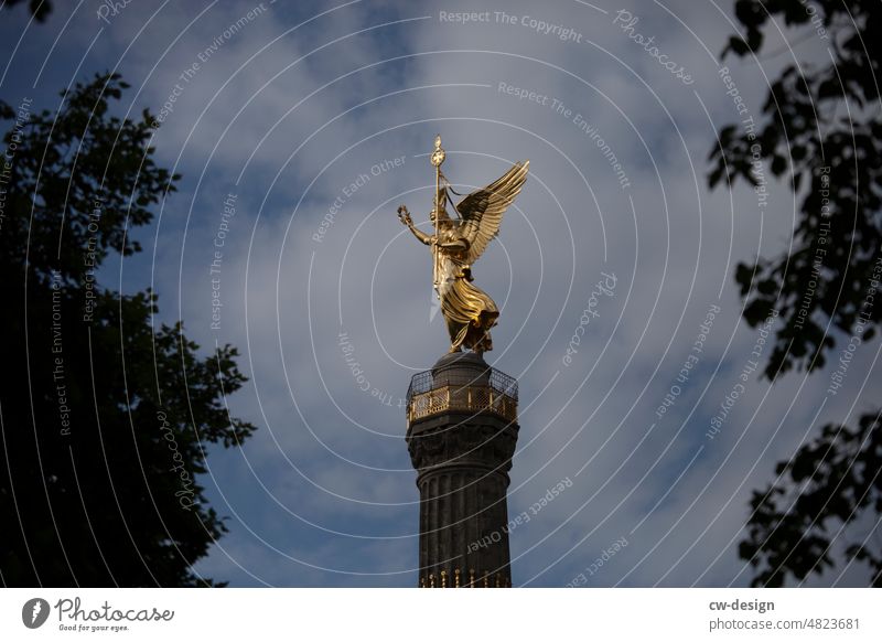 [hansa BER 2022] - Siegessäule in Berlin bei leicht wolkigem Himmel von Bäumen links und rechts eingefasst Denkmal Hauptstadt Goldelse gold Tiergarten