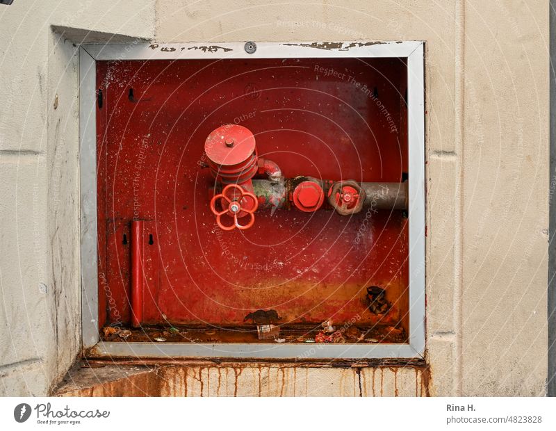 Hydrant an Hausmauer rot hauswand Notfall sicherheit schutz prävention Feuerlöschung Rohrleitung Ventil Öffentlich
