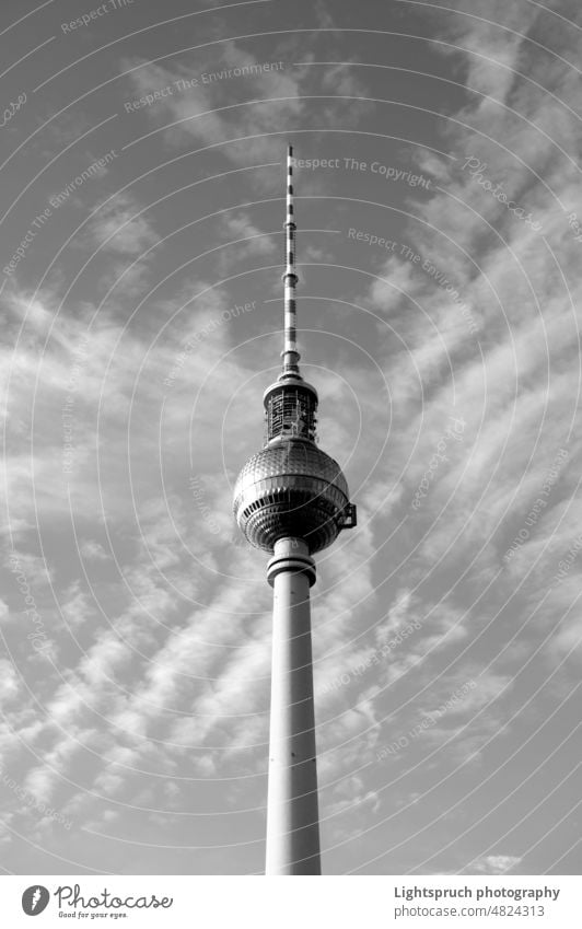 Berliner Fernsehturm vor dramatischen Wolken. Vertikales schwarzweiß Bild. Alexanderplatz Schwarzweißfoto Himmel Tourismus Architektur vertikal Attraktion