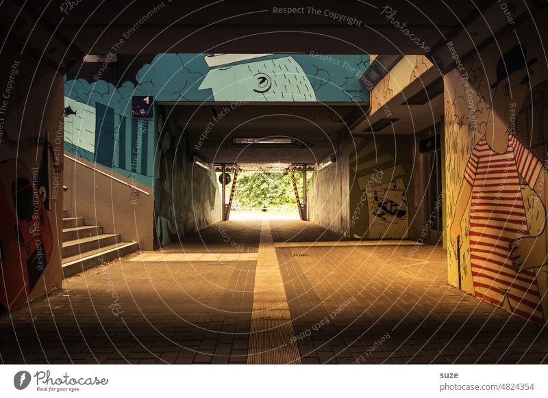 Tunnelblick Durchgang Architektur Licht Schatten Gang Kontrast Wege & Pfade Unterführung Gegenlicht Symmetrie Untergrund Rostock Treppe Aufgang Graffiti